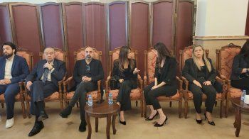 شاهد .. بدء مراسم العزاء بوالدة سيرين عبد النور بحضور نانسي عجرم وهشام حداد وغيرهم - بالصور