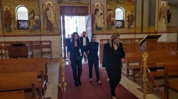 شاهد .. بدء مراسم العزاء بوالدة سيرين عبد النور بحضور نانسي عجرم وهشام حداد وغيرهم - بالصور