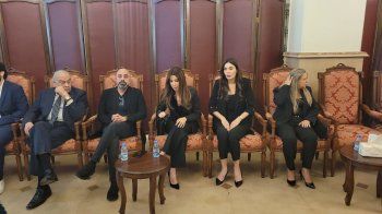 شاهد .. بدء مراسم العزاء بوالدة سيرين عبد النور بحضور نانسي عجرم وهشام حداد وغيرهم - بالصور