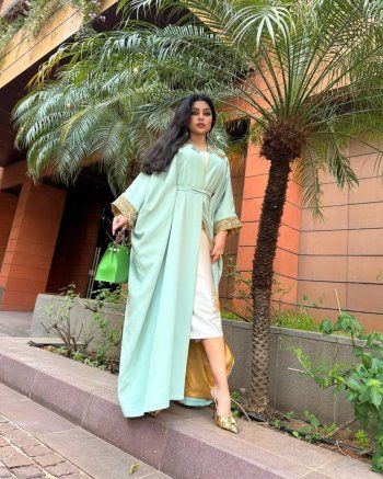 شاهد .. هيفا وهبي ساحرة بعباءة رمضانية فاخرة مطرّزة باسمها-بالصور