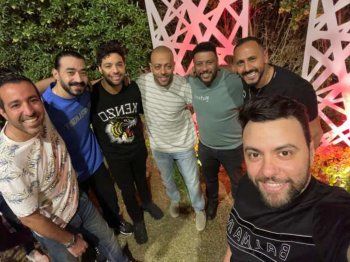 شاهد .. الملحن مدين يجمع أصدقائه في عالم الموسيقى والتمثيل بينهم تامر عاشور ومي فاروق وغيرهم على مائدة الإفطار