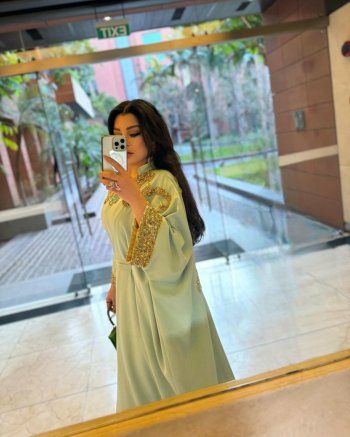 شاهد .. هيفا وهبي ساحرة بعباءة رمضانية فاخرة مطرّزة باسمها-بالصور