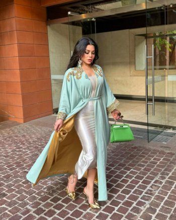 شاهد .. هيفا وهبي ساحرة بعباءة رمضانية فاخرة مطرّزة باسمها-بالصور