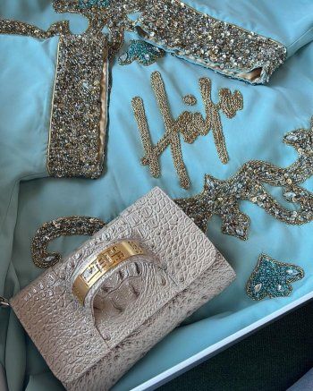 شاهد .. هيفا وهبي ساحرة بعباءة رمضانية فاخرة مطرّزة باسمها-بالصور