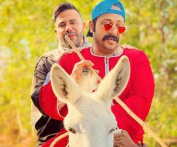 شاهد .. بالصورة- محمد إمام ومحمد ثروت يمتطيان حماراً