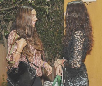 شاهد .. لينا صوفيا تحتفل بعيد ميلادها الـ16 بحضور أبطال مسلسل "كامل العدد"