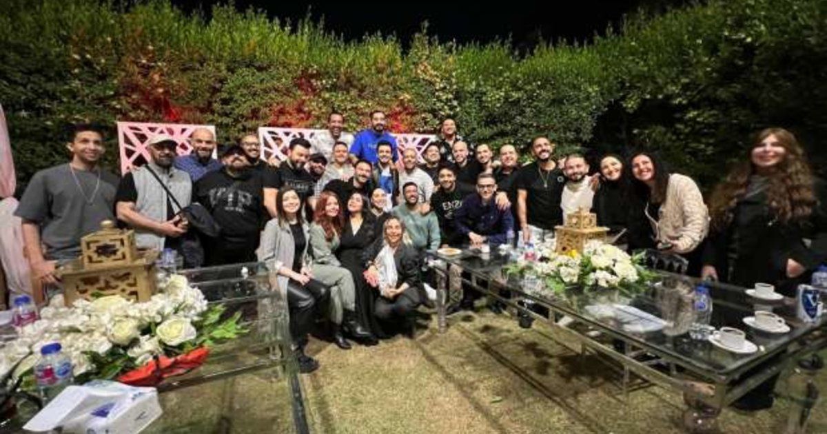 شاهد .. الملحن مدين يجمع أصدقائه في عالم الموسيقى والتمثيل بينهم تامر عاشور ومي فاروق وغيرهم على مائدة الإفطار