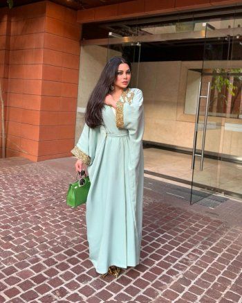 شاهد .. هيفا وهبي ساحرة بعباءة رمضانية فاخرة مطرّزة باسمها-بالصور