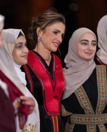 شاهد .. بالصور- الملكة رانيا بإطلالة رمضانية تقليدية في زيارتها لـ جرش