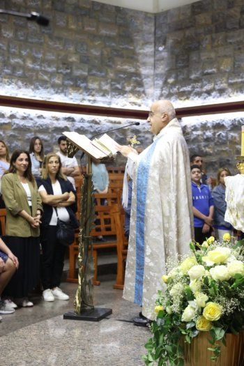 شاهد .. مزار سيدة لبنان في حاريصا يضاء باللون الأزرق