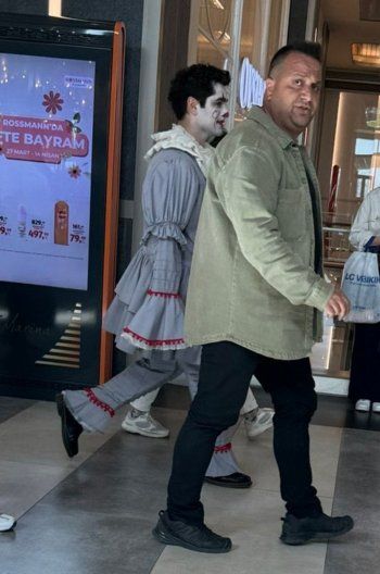 شاهد .. بطل "الطائر الرفراف" يتحوّل الى مهرّج-بالصورة