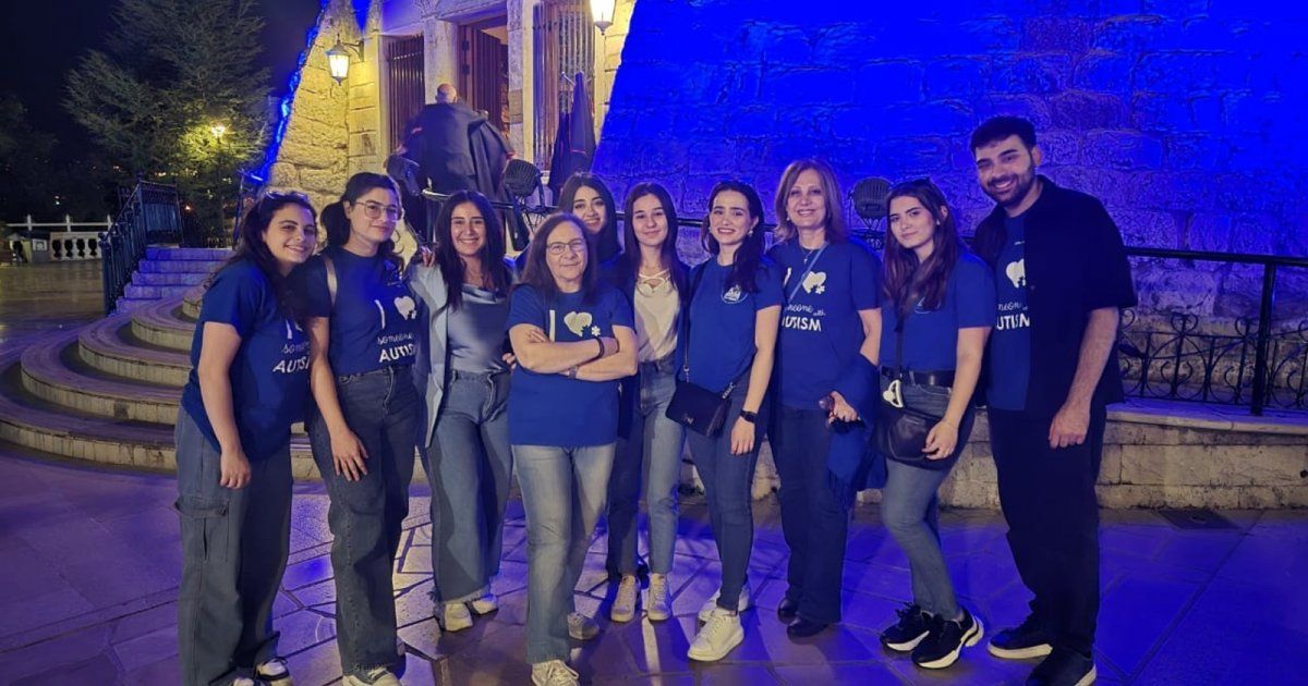 شاهد .. مزار سيدة لبنان في حاريصا يضاء باللون الأزرق