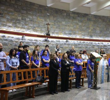 شاهد .. مزار سيدة لبنان في حاريصا يضاء باللون الأزرق