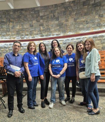 شاهد .. مزار سيدة لبنان في حاريصا يضاء باللون الأزرق