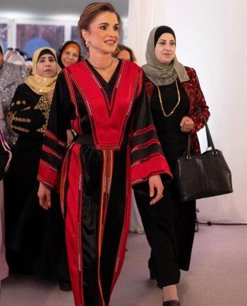 شاهد .. بالصور- الملكة رانيا بإطلالة رمضانية تقليدية في زيارتها لـ جرش