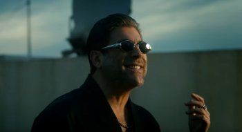 شاهد .. نظارات شمس وائل كفوري في كليبه الجديد محط اعجاب الجمهور.. هذه ماركتها وسعرها