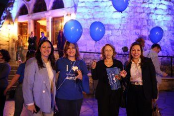 شاهد .. مزار سيدة لبنان في حاريصا يضاء باللون الأزرق