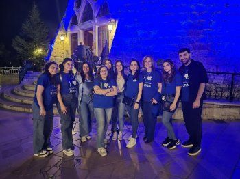 شاهد .. مزار سيدة لبنان في حاريصا يضاء باللون الأزرق