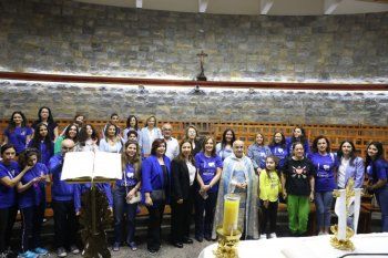 شاهد .. مزار سيدة لبنان في حاريصا يضاء باللون الأزرق