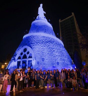 شاهد .. مزار سيدة لبنان في حاريصا يضاء باللون الأزرق