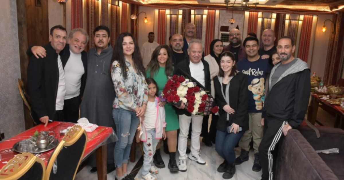 شاهد .. محمد محمود يجمع أسرة "أعلى نسبة مشاهدة" في حفل إفطار إحتفالاً بنجاح المسلسل