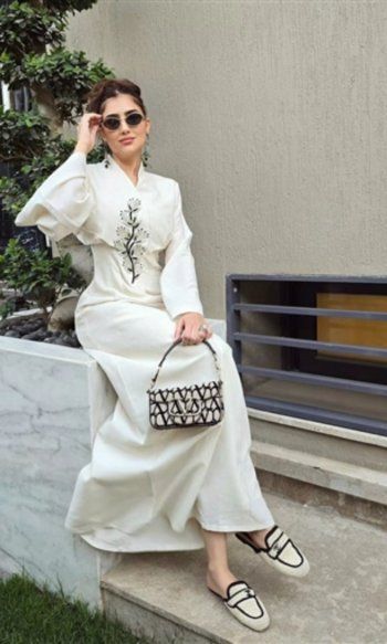 شاهد .. مي عمر بإطلالة أنيقة بالأسود والأبيض.. إليكم كم بلغ سعرها