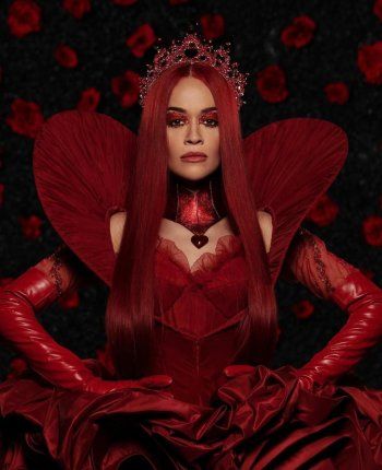 شاهد .. ريتا أورا بإطلالة ملكية باللون الأحمر في فيلم "أليس في بلاد العجائب"