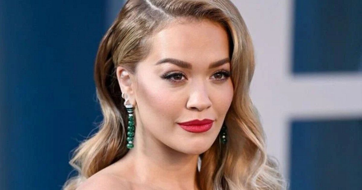 شاهد .. ريتا أورا بإطلالة ملكية باللون الأحمر في فيلم "أليس في بلاد العجائب"