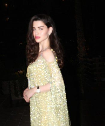 شاهد .. بالصور- بإطلالة كلكية مميزة..روان بن حسين تتألق بفستان لامع