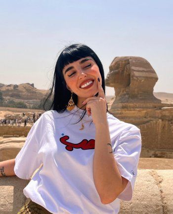 شاهد .. زينة مكي تحتفل بعيد ميلادها أمام الأهرامات