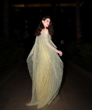 شاهد .. بالصور- بإطلالة كلكية مميزة..روان بن حسين تتألق بفستان لامع