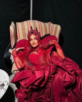 شاهد .. ريتا أورا بإطلالة ملكية باللون الأحمر في فيلم "أليس في بلاد العجائب"