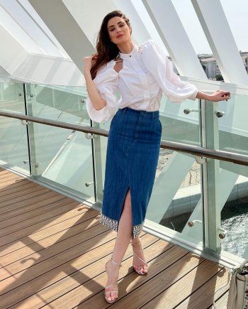 شاهد .. بالصور- سعر خيالي لحقيبة يد أنابيلا هلال.. و إطلالتها في دبي تبهر الجمهور