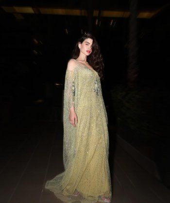 شاهد .. بالصور- بإطلالة كلكية مميزة..روان بن حسين تتألق بفستان لامع