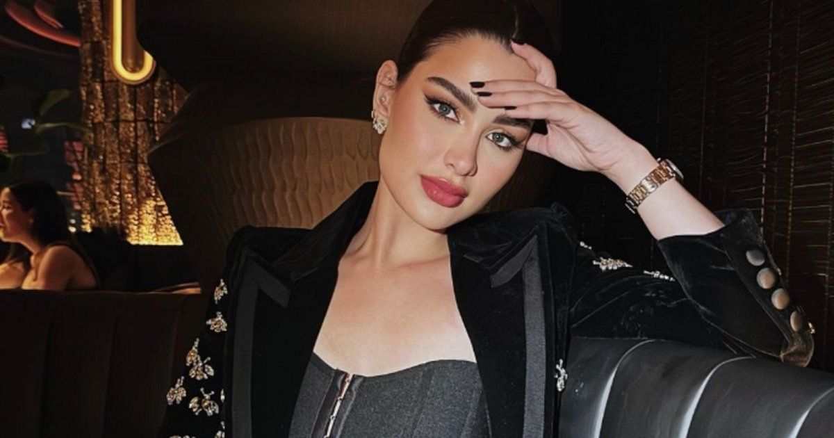 شاهد .. بالصور- بإطلالة كلكية مميزة..روان بن حسين تتألق بفستان لامع