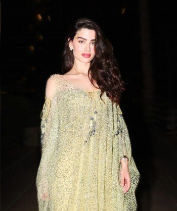 شاهد .. بالصور- بإطلالة كلكية مميزة..روان بن حسين تتألق بفستان لامع