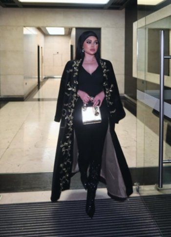 شاهد .. هيفا وهبي بإطلالة ساحرة بقفطان مطرز يدوياً بإسمها... وهذا سعر حقيبتها الصغيرة