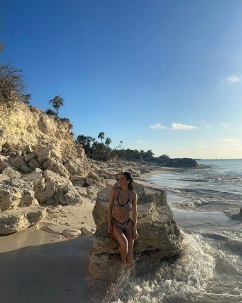 شاهد .. بالصور- كايلي جينر تستعرض جمالها و رشاقة جسمها بالمايوه على الشاطئ