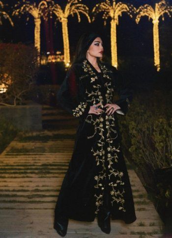 شاهد .. هيفا وهبي بإطلالة ساحرة بقفطان مطرز يدوياً بإسمها... وهذا سعر حقيبتها الصغيرة