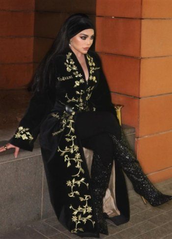 شاهد .. هيفا وهبي بإطلالة ساحرة بقفطان مطرز يدوياً بإسمها... وهذا سعر حقيبتها الصغيرة