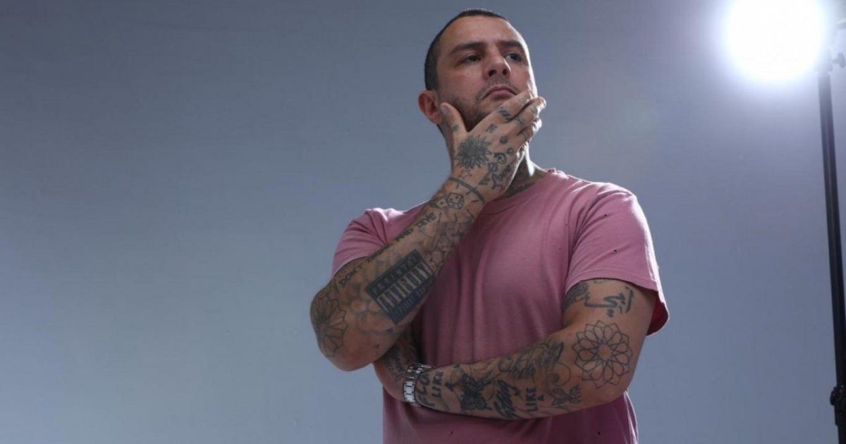 شاهد .. بالفيديو- أحمد الفيشاوي يحصل على وشم جديد و الجمهور يهاجمه