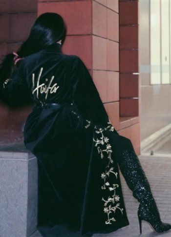 شاهد .. هيفا وهبي بإطلالة ساحرة بقفطان مطرز يدوياً بإسمها... وهذا سعر حقيبتها الصغيرة