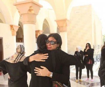 شاهد .. ساندي علي تفجع بوفاة والدتها وتنهار عند تشييعها بعد أيام من احتفالها بعيد الأم-بالصور والفيديو