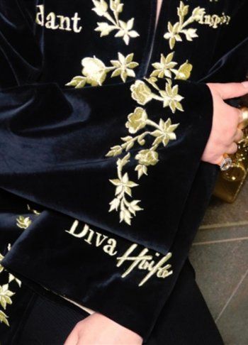 شاهد .. هيفا وهبي بإطلالة ساحرة بقفطان مطرز يدوياً بإسمها... وهذا سعر حقيبتها الصغيرة