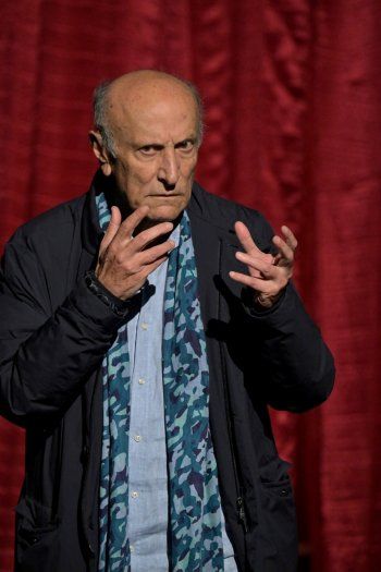 شاهد .. خاص - مسرحية " قندلفت يصعد إلى السماء " إخراج رفعت طربيه تختتم تكريم ريمون جبارة في مسرح مونو