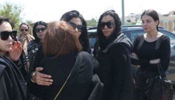 شاهد .. ساندي علي تفجع بوفاة والدتها وتنهار عند تشييعها بعد أيام من احتفالها بعيد الأم-بالصور والفيديو