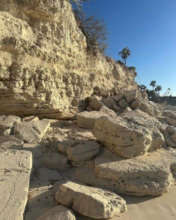 شاهد .. بالصور- كايلي جينر تستعرض جمالها و رشاقة جسمها بالمايوه على الشاطئ