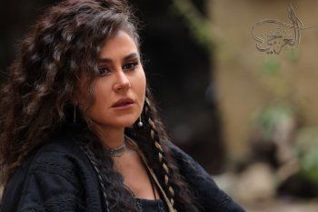 شاهد .. ديمة قندلفت تتألق بالأسود في مشهد صفع باسم ياخور.. وهذه تفاصيل إطلالتها