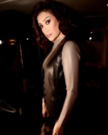 شاهد .. بالصور- غادة عبد الرازق تتألق بالجلد الأسود..و سعر حقيبة يدها من FENDI سيفاجيكم