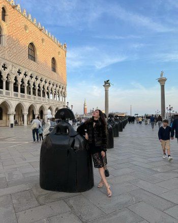 شاهد .. من فينيسيا.. ملكة جمال لبنان لعام 2018 تختار اللون الأسود لتخطف الأنظار